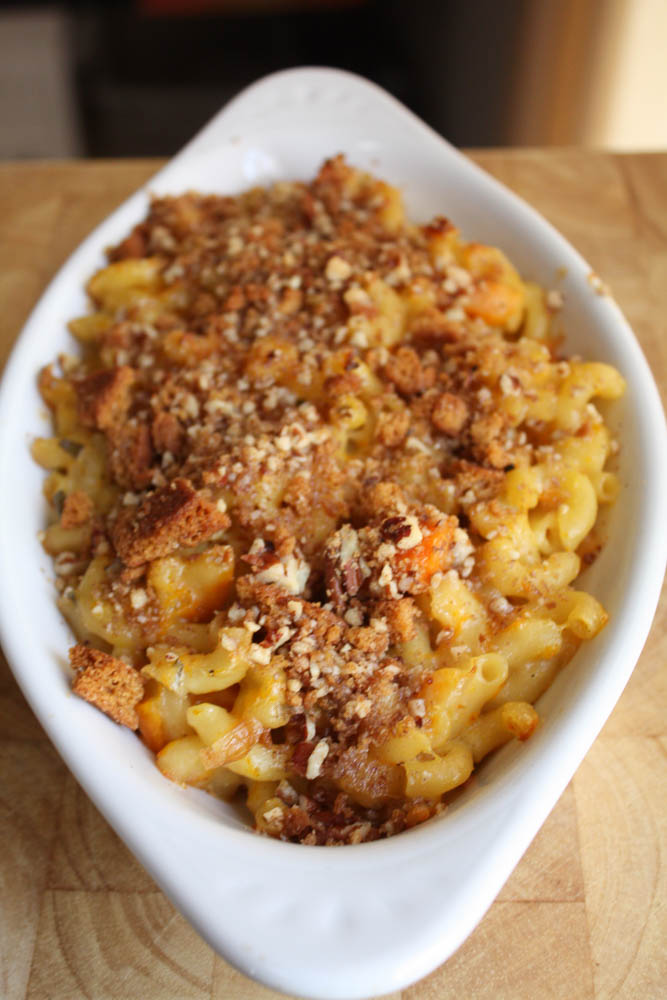 Butternut Squash Mac and Cheese with Sage and Gingersnap-Pecan Crust // lickmyspoon.com