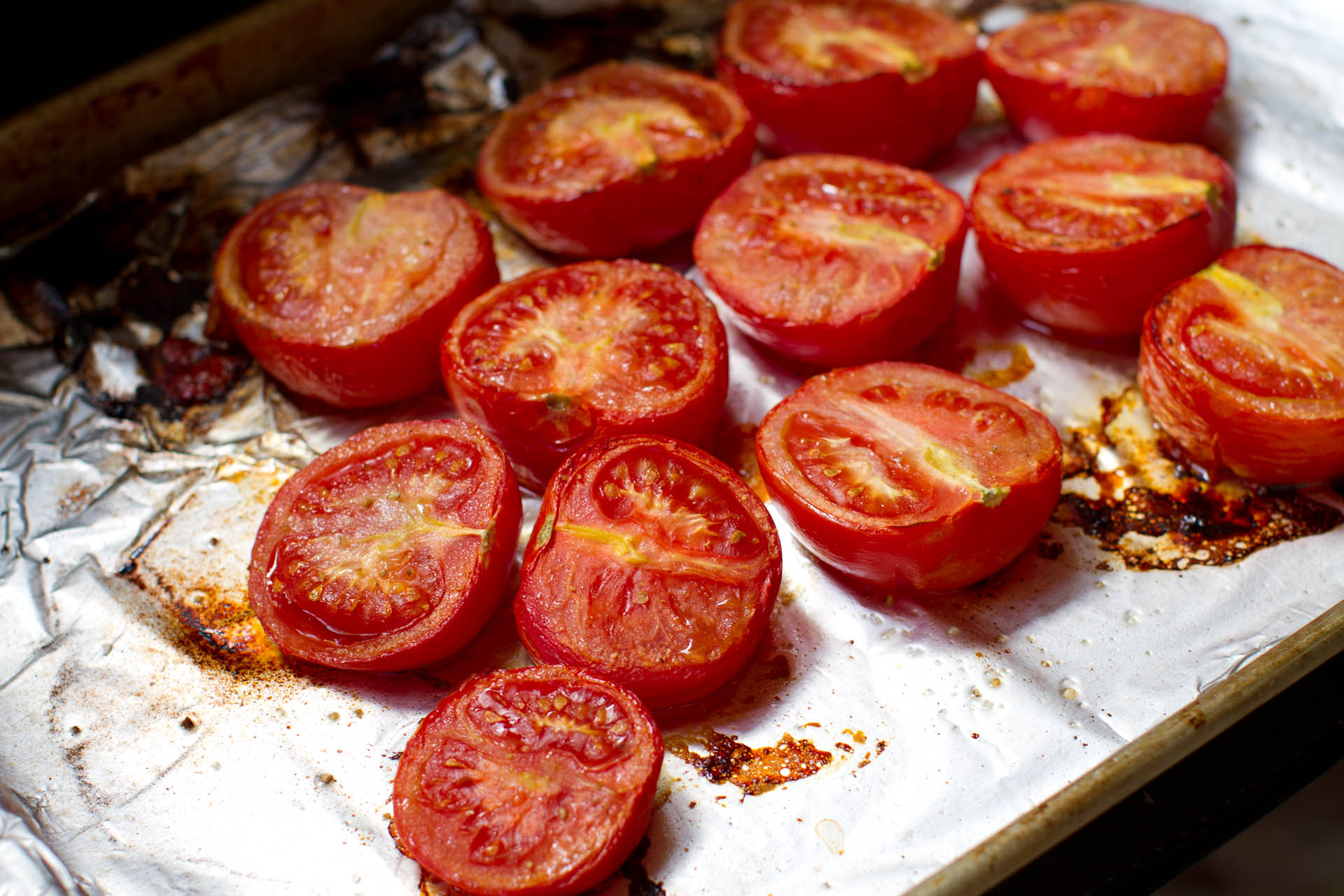 Roasted tomatoes = more flavor // lickmyspoon.com