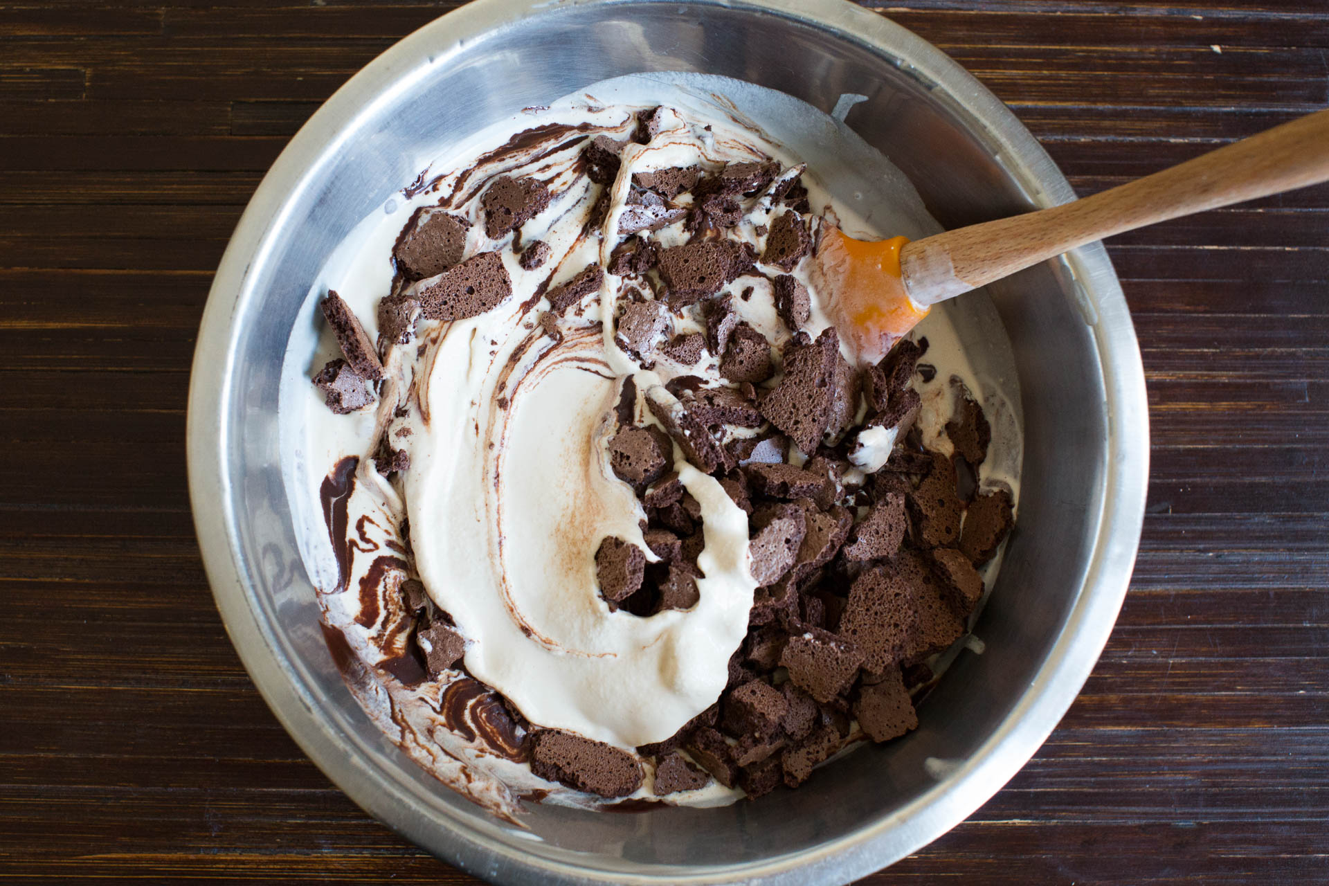Kahlua Mudslide Ice Cream with Chocolate Cookie Chunks and Mocha Fudge Swirl // lickmyspoon.com