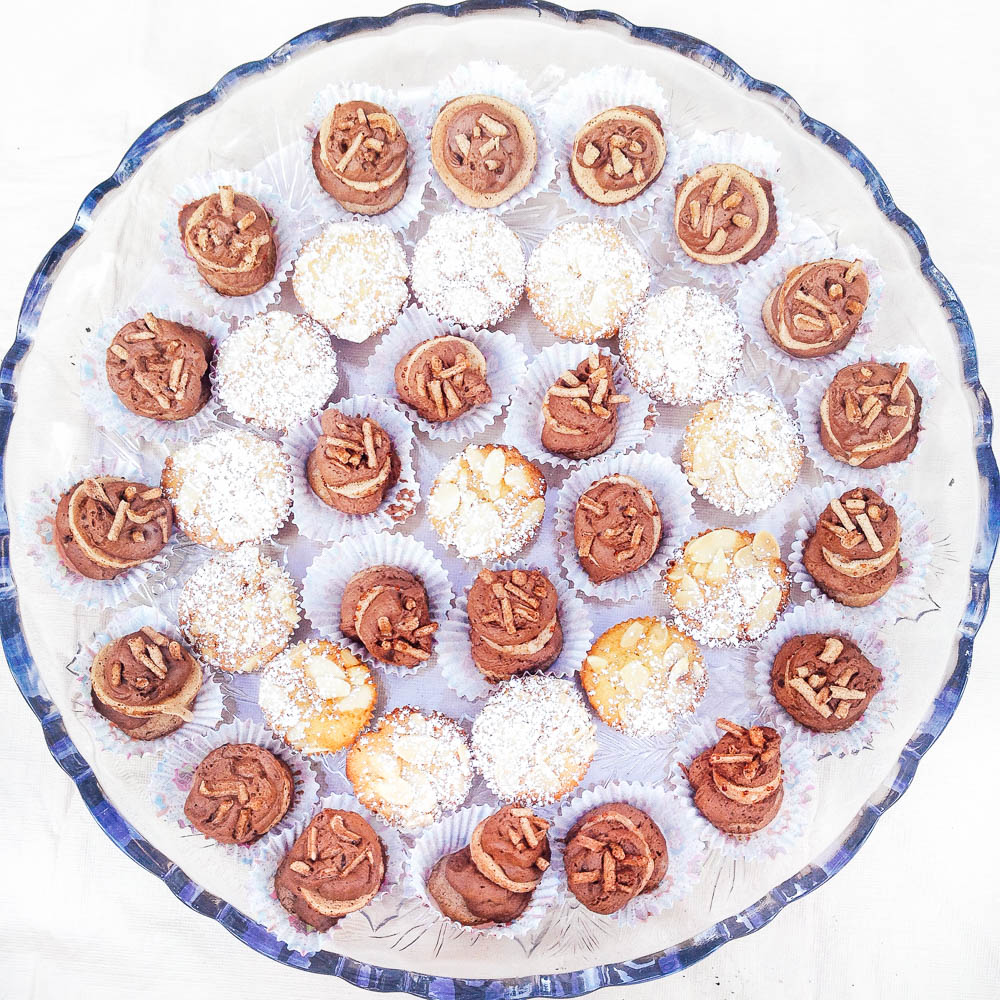 Mini Chocolate Mousse Meringue Cakes // lickmyspoon.com